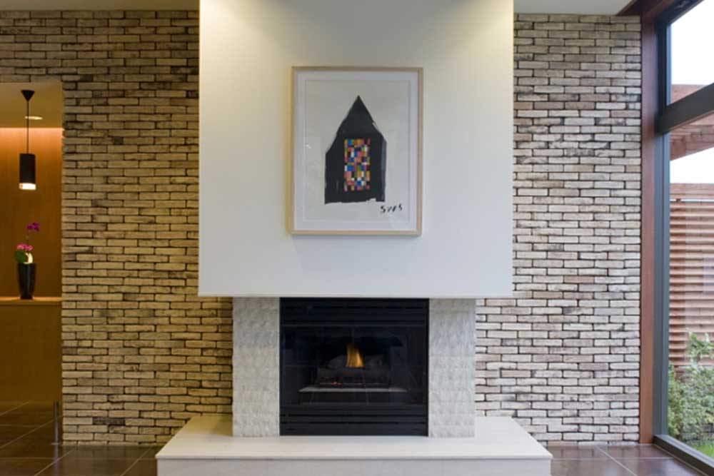 暖炉が迎えるエントランス