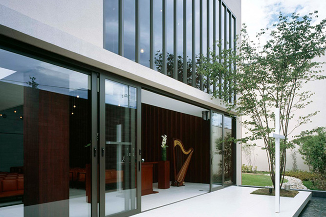 チャペルを囲むように水が流れる